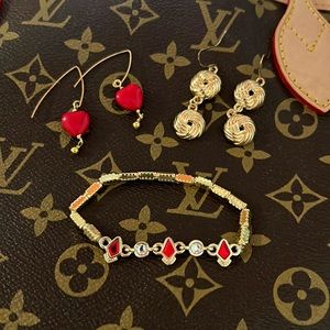 GORGEOUS Alex and Ani gold Bracelet